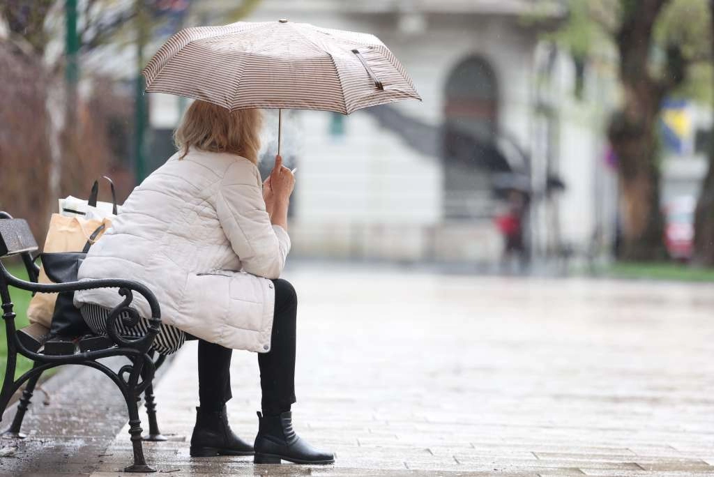 U Bosni pretežno oblačno sa slabom kišom i snijegom na planinama, u Hercegovini sunčano jutro